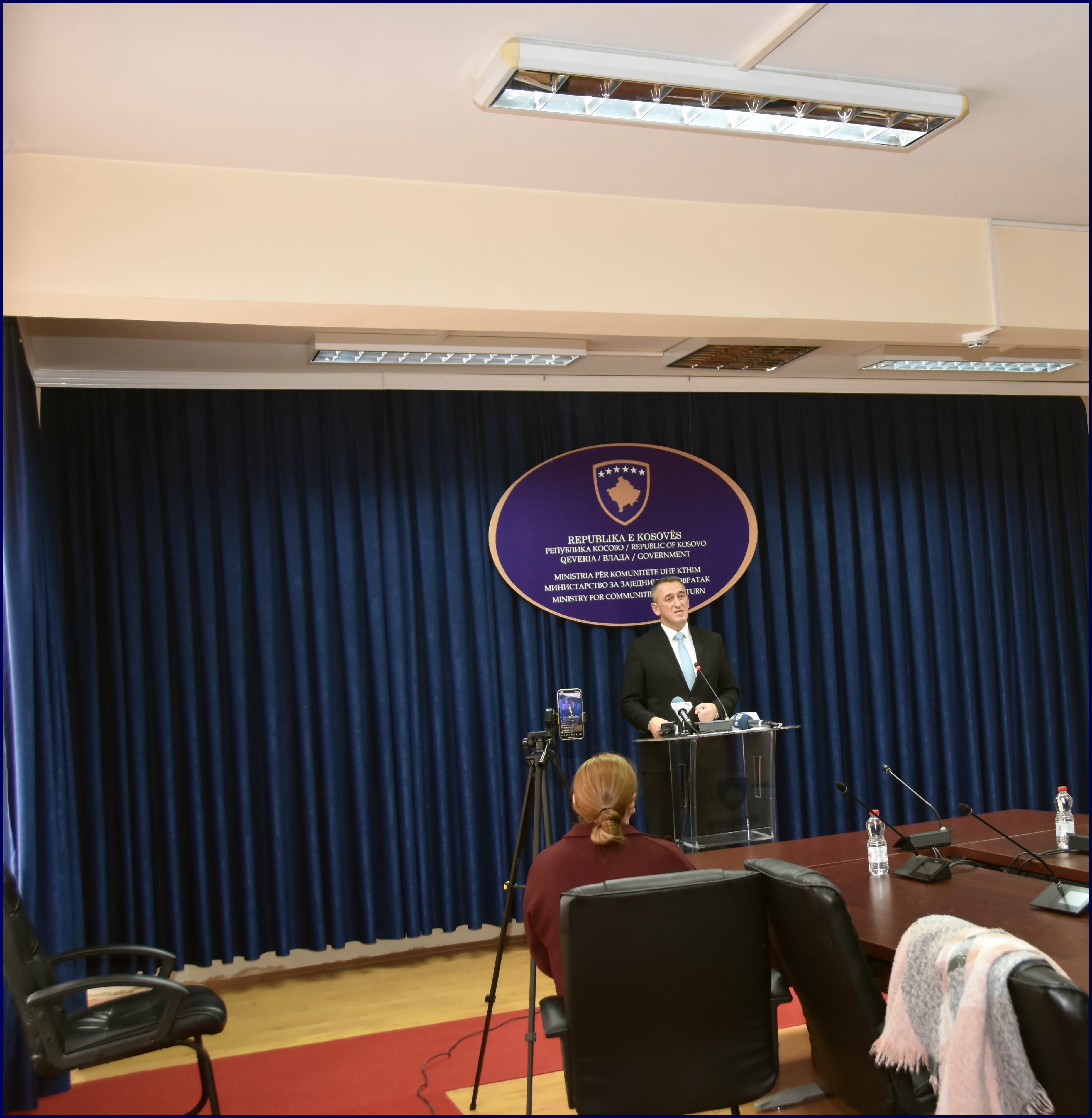 MINISTRI NENAD RASHIQ PËRBYLLI VITIN 2022 ME NJË KONFERENCË PËR MEDIA