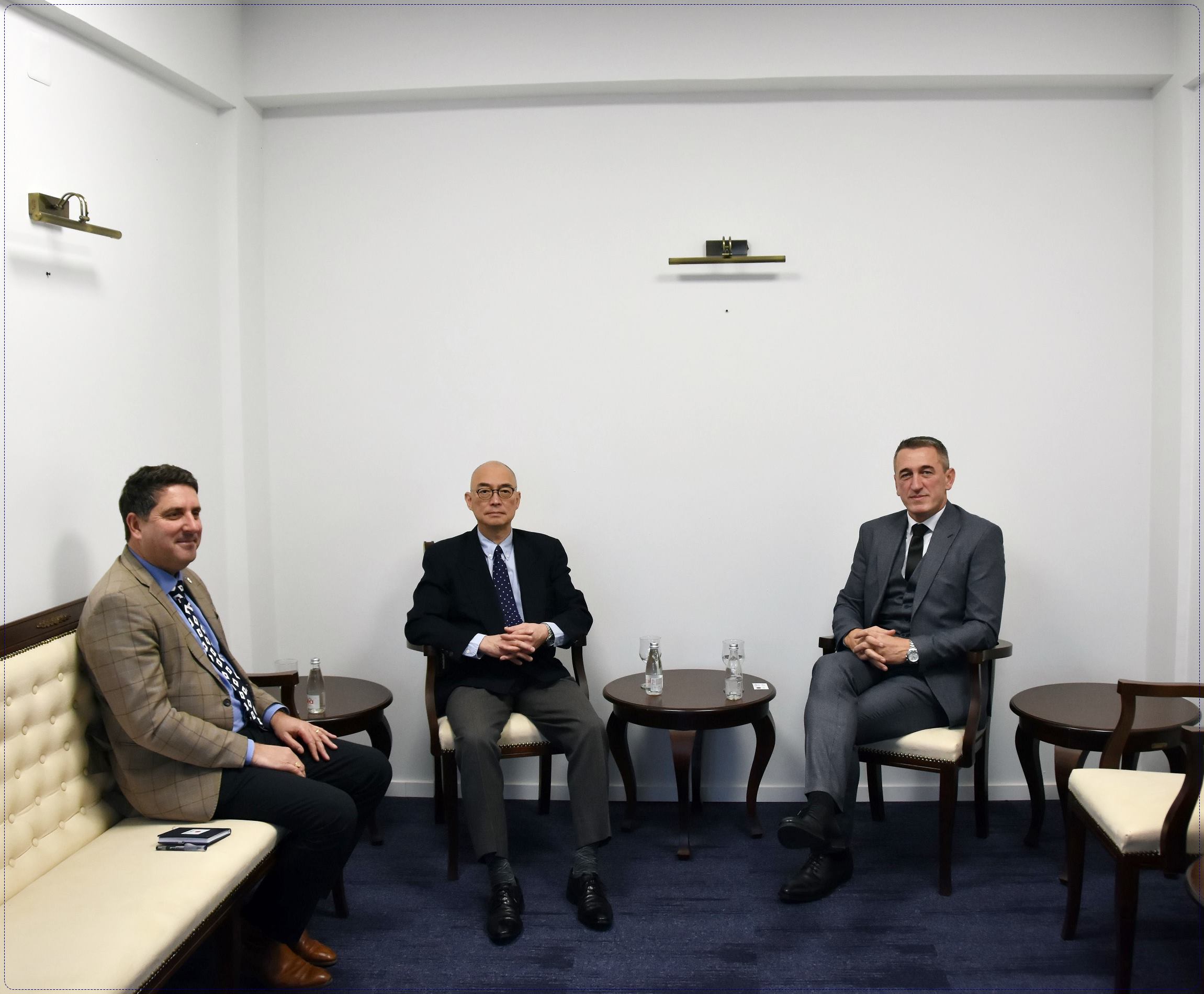 MINISTRI NENAD RASHIQ PRITI NË TAKIM TË NGARKUARIN ME PUNË NË AMBASADËN JAPONEZE, Z. KEISUKE YAMANAKA