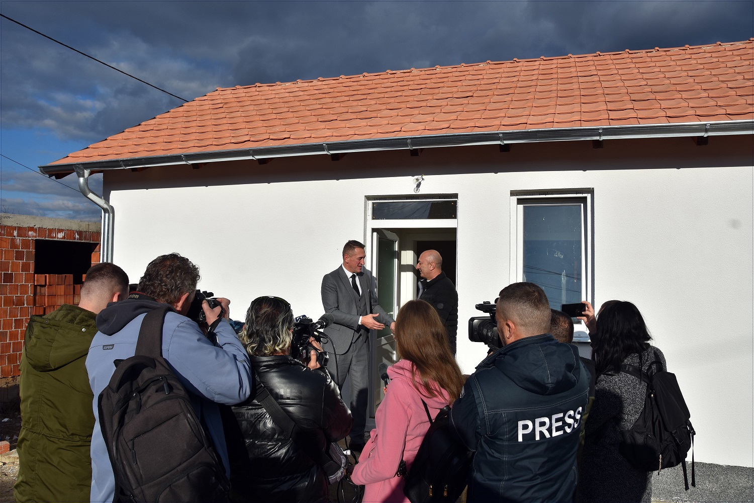 MINISTRI NENAD RASHIQ, NË NATËN E KRISHTLINDJEVE BËRI DORËZIMIN E ÇELSAVE TË SHTËPISË FAMILJES STANOJEVIQ NË GRAÇANICË