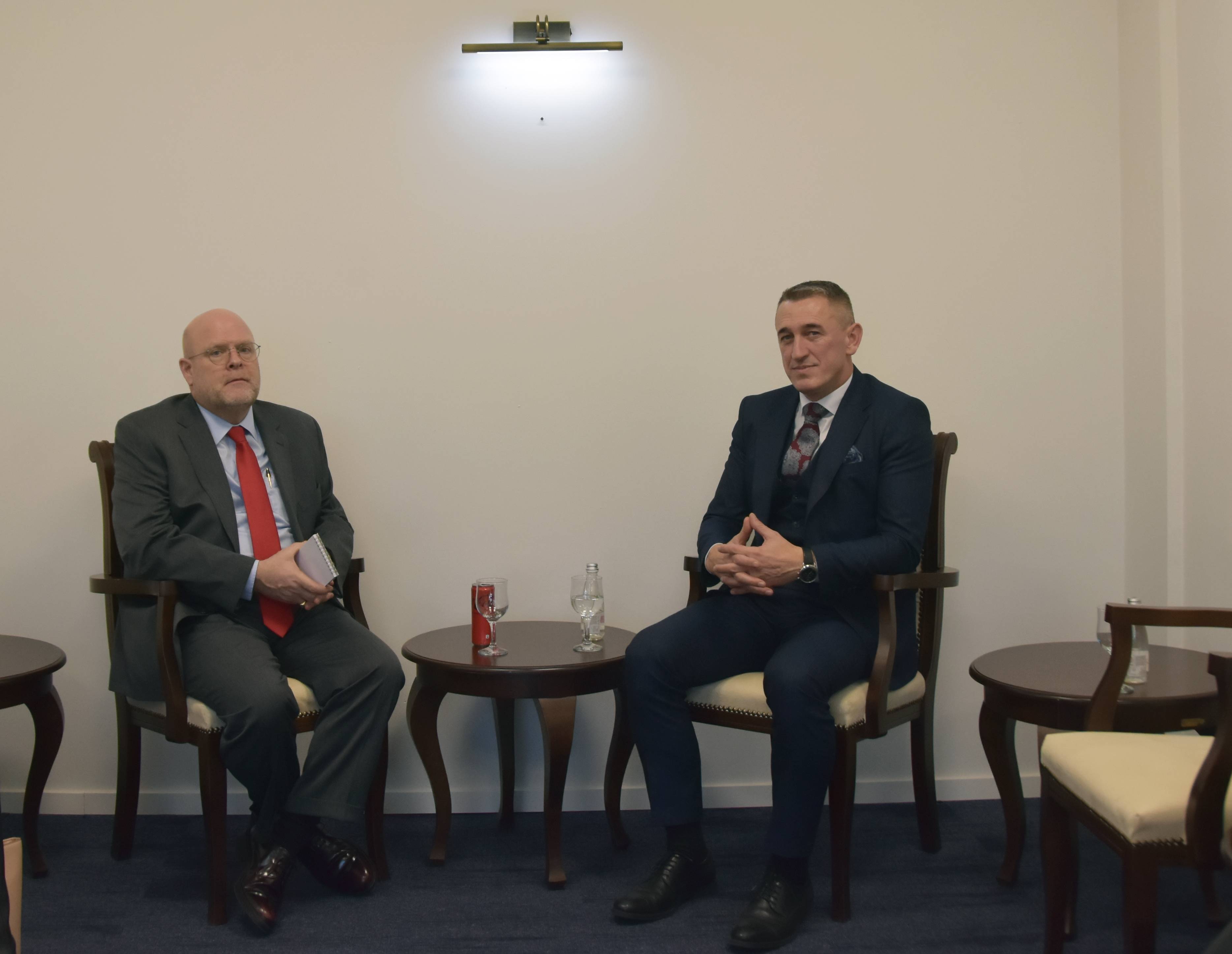 AMBASADORI AMERIKAN JEFFREY. M. HOVENIER VIZITOI SOT MINISTRINË PËR KOMUNITETE DHE KTHIM