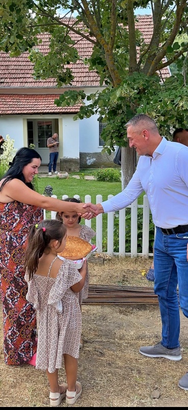 Ministri Nenad Rašić vuri gurthemelin e një shtëpie të re për familjen Gjorgjeviq në Ajnovc.
