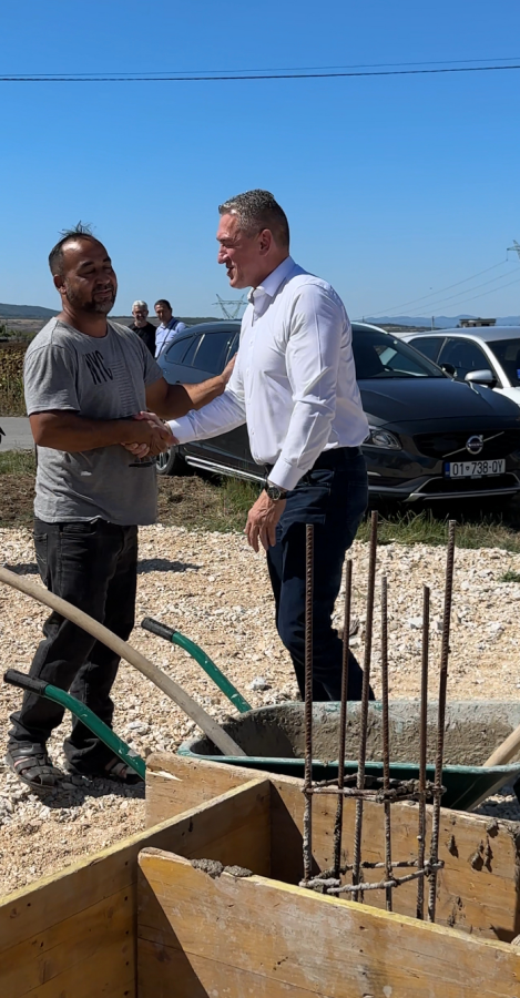 Sot, Ministri Nenad Rasić vendosi gurthemelin për ndërtimin e dy shtëpive në komunën e Obiliqit, duke vazhduar angazhimin e tij për të mbështetur familjet dhe komunitetet.