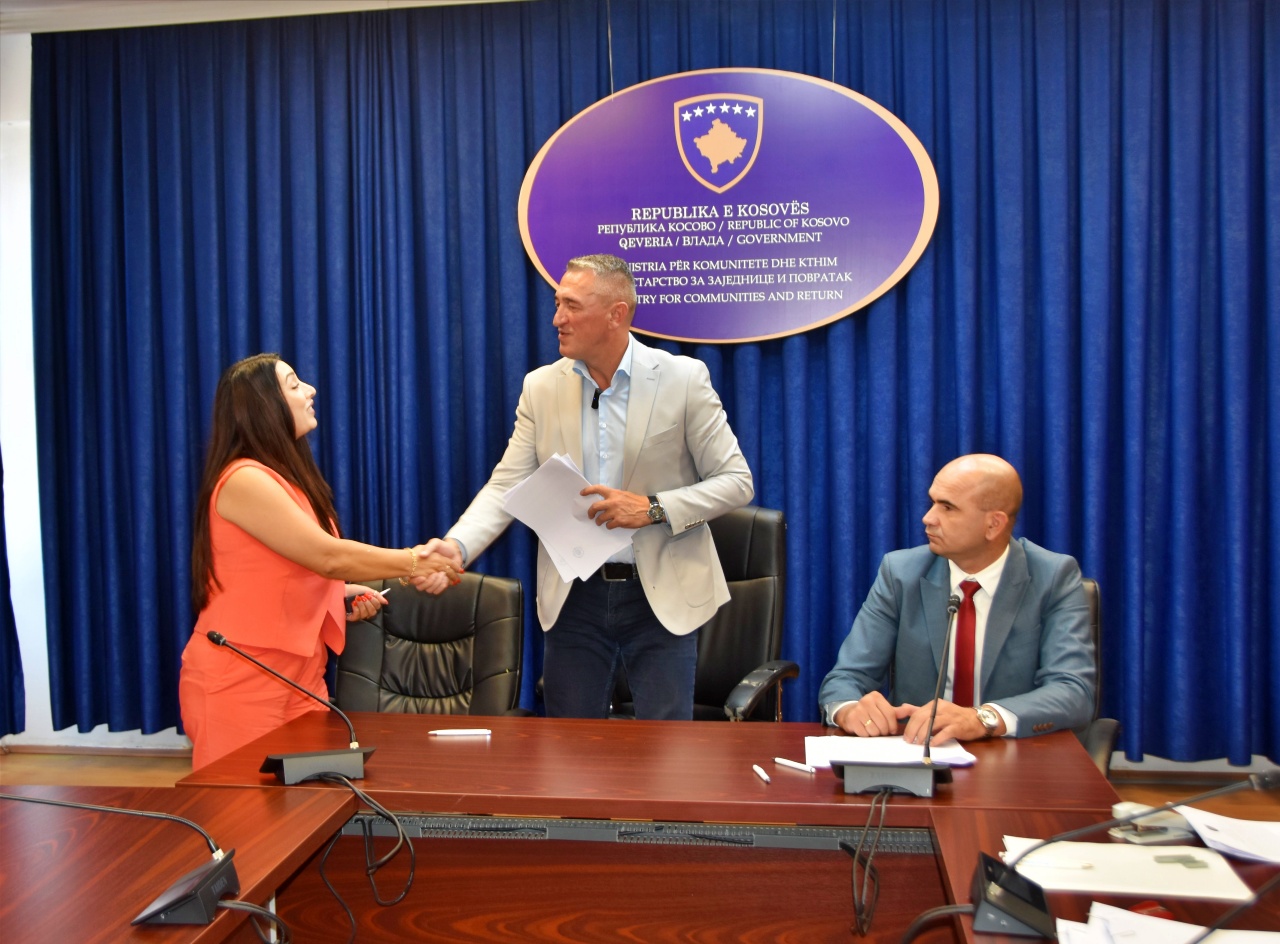 Ministri Nenad Rašić nënshkroi 31 memorandume me sektorin joqeveritar - Për një komunitet më të fuqishëm