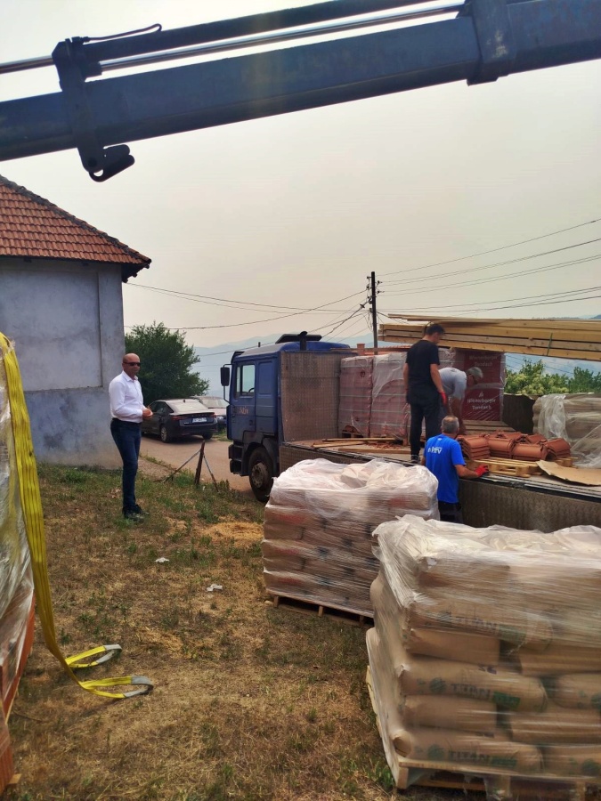 Kujdesi për komunitetin: Zëvendësministri vizitoi familjet dhe shpërndau material të domosdoshëm ndërtimor