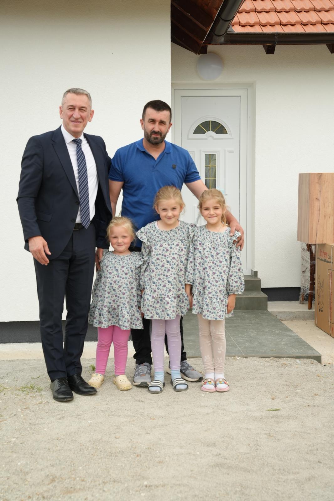 Kthimi në dinjitet: Ministri Rašić i dorëzoi çelësat e shtëpisë së re familjes Kovačević në Dobrush