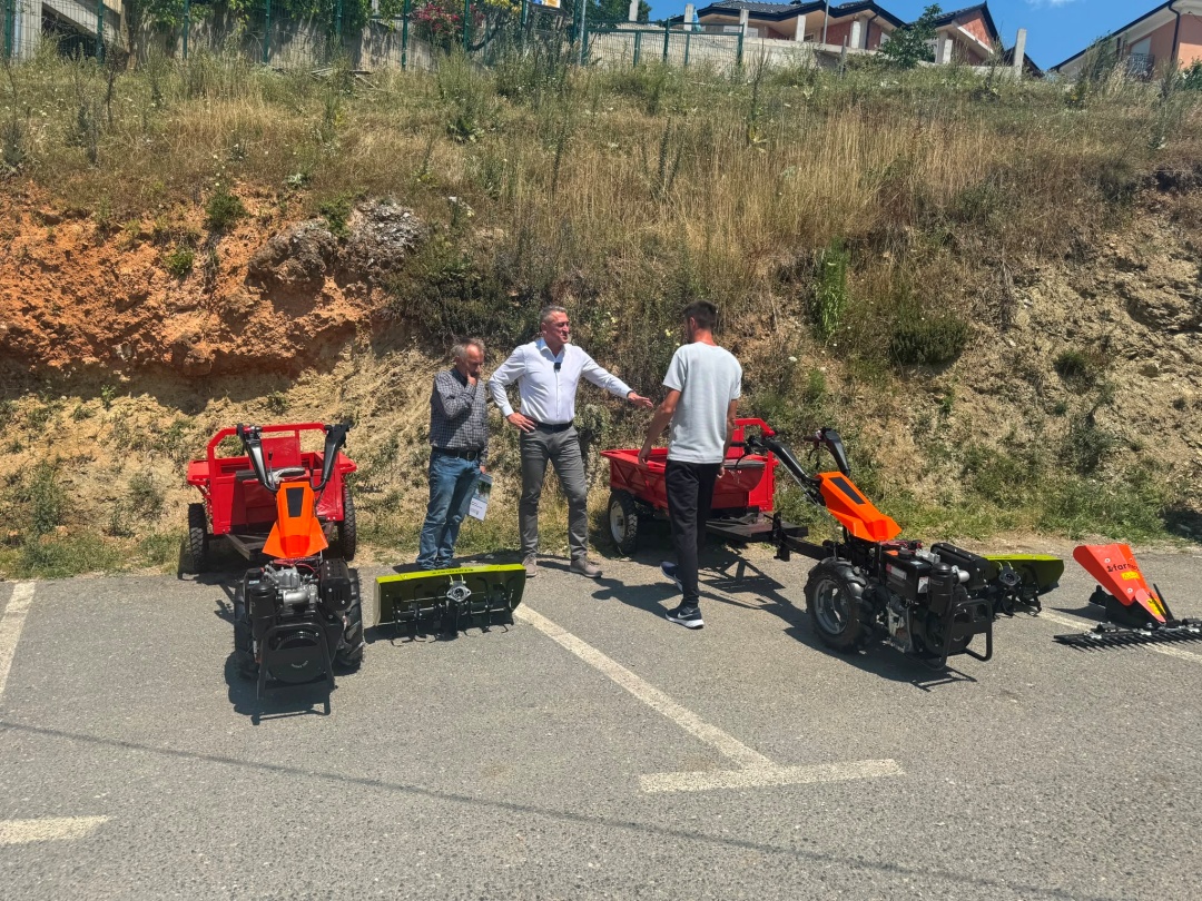 ,,Rašić u dorëzoi makineri bujqësore familjeve në Prizren’’