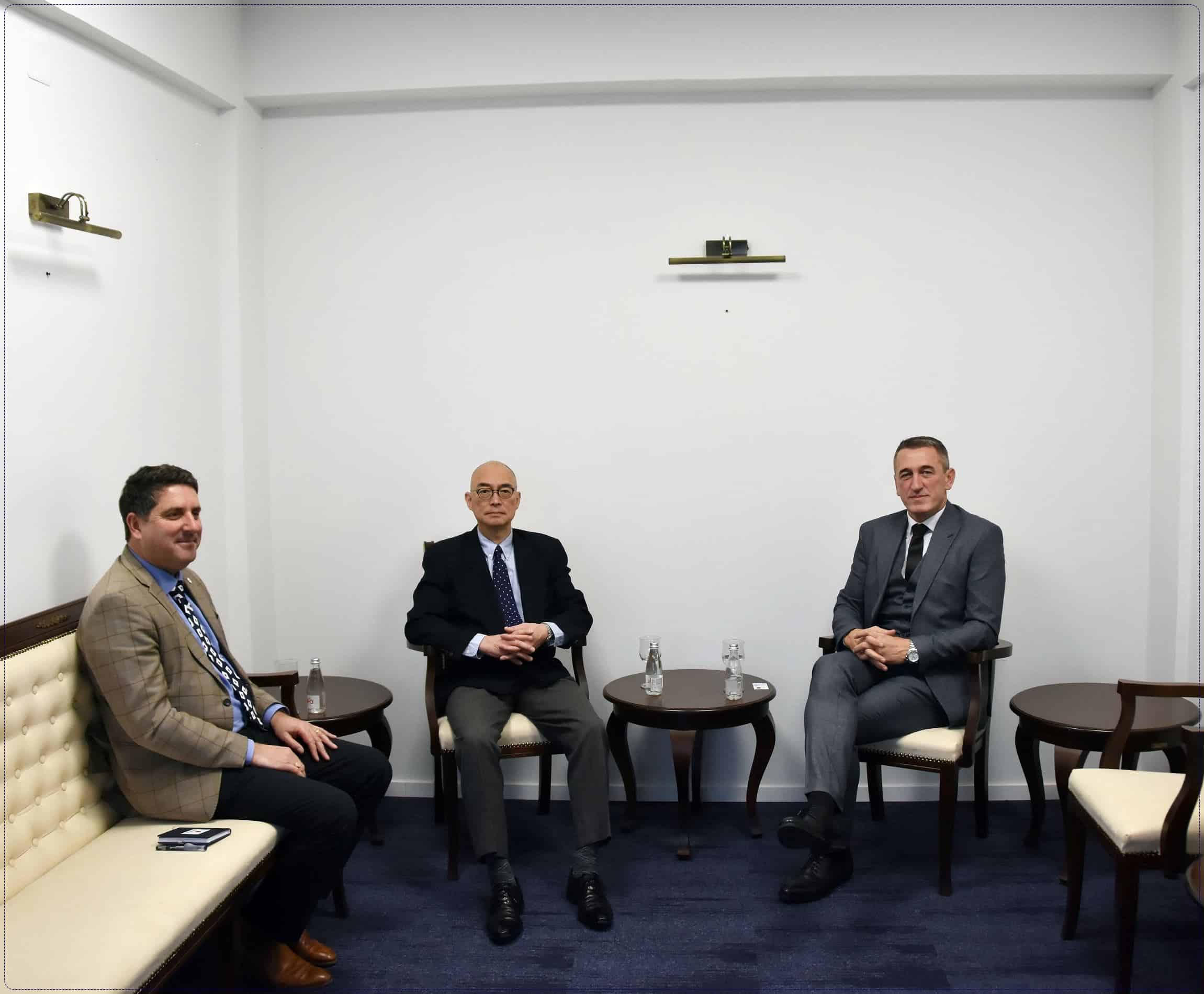 MINISTRI NENAD RASHIQ PRITI NË TAKIM TË NGARKUARIN ME PUNË NË AMBASADËN JAPONEZE, Z. KEISUKE YAMANAKA