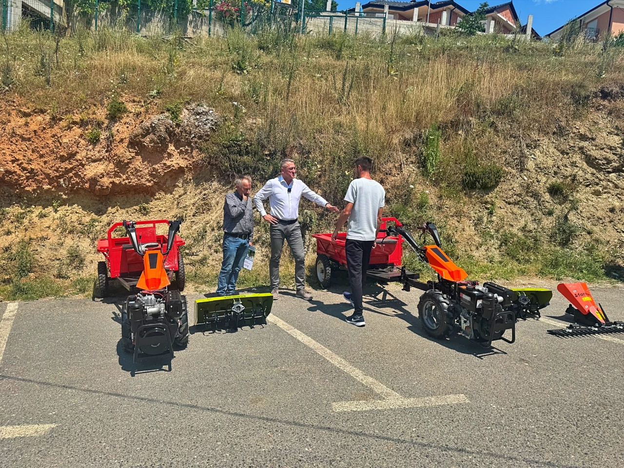 ,,Rašić u dorëzoi makineri bujqësore familjeve në Prizren’’